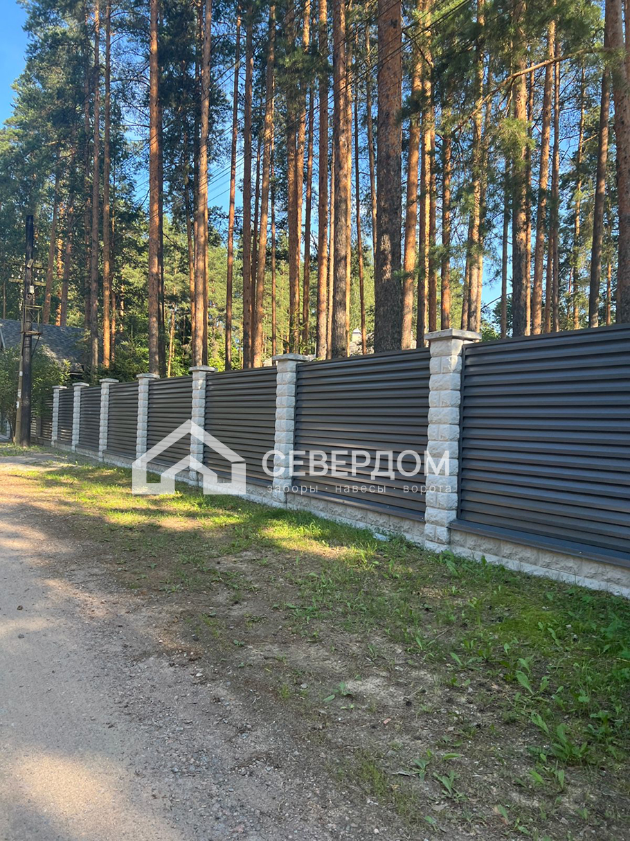 Забор жалюзи с декоративными столбами