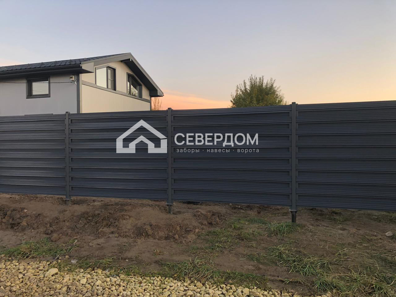 Фасад с воротами