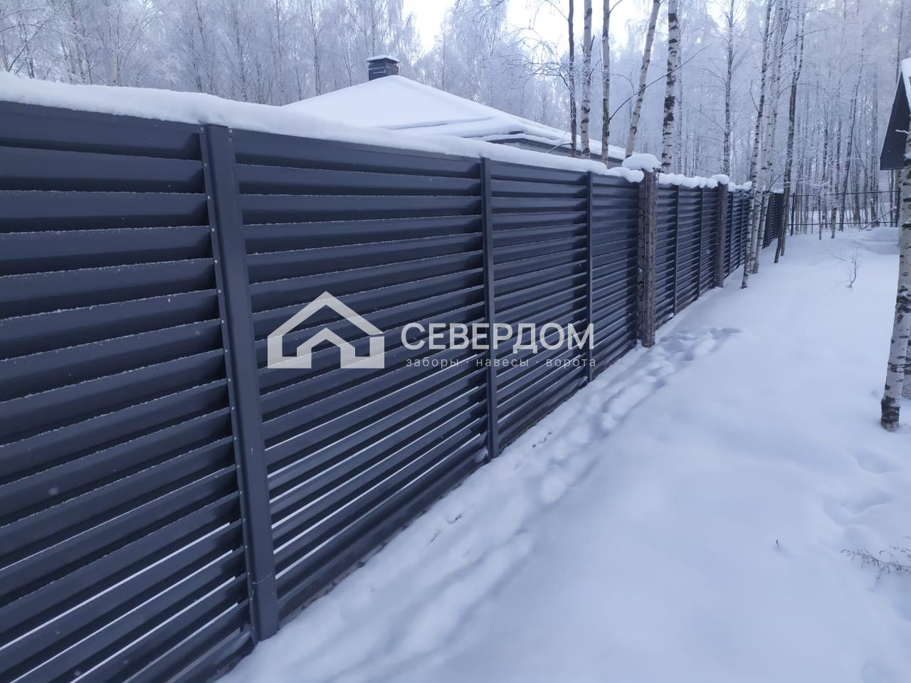 Забор жалюзи на участке в зимний период