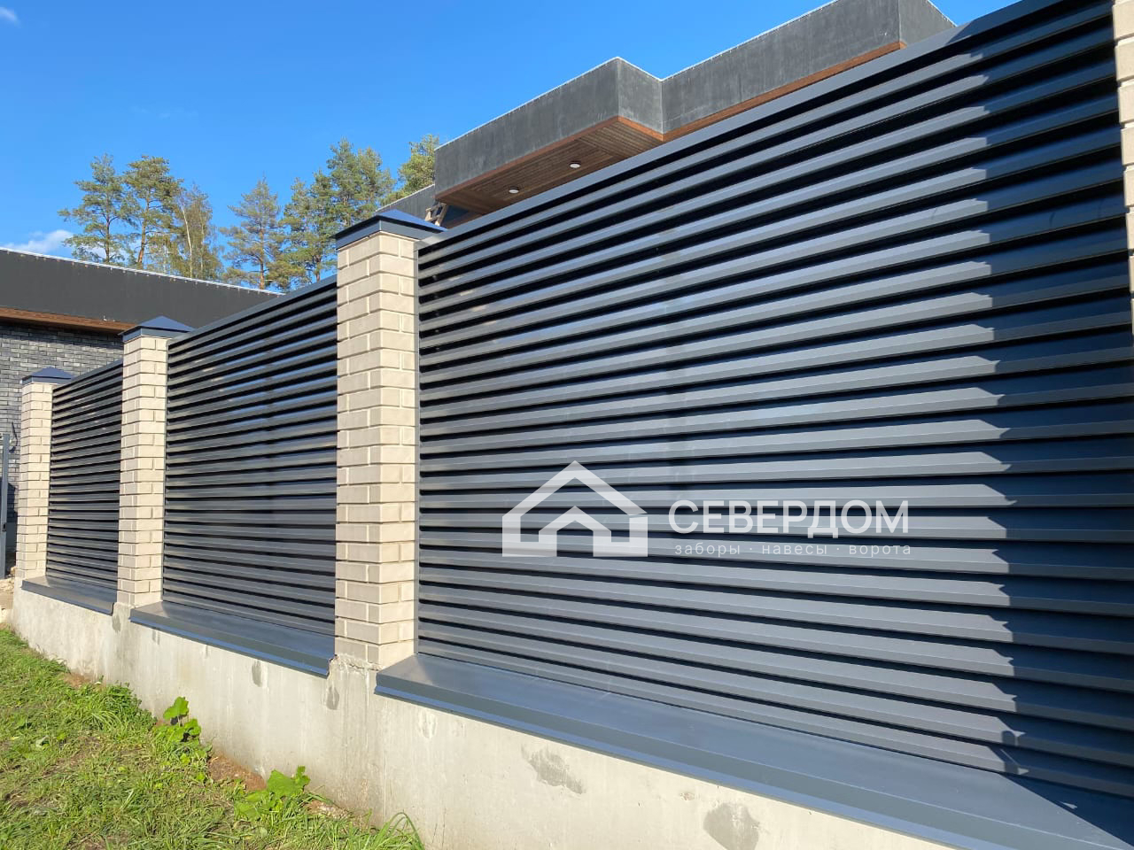 Забор жалюзи на бетонном основании