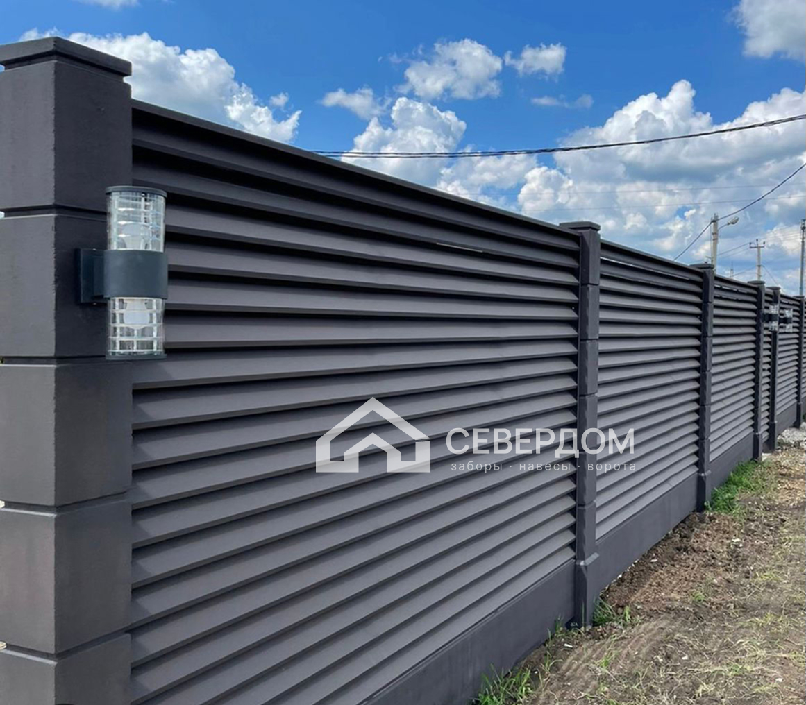 Забор жалюзи с подсветкой на столбах