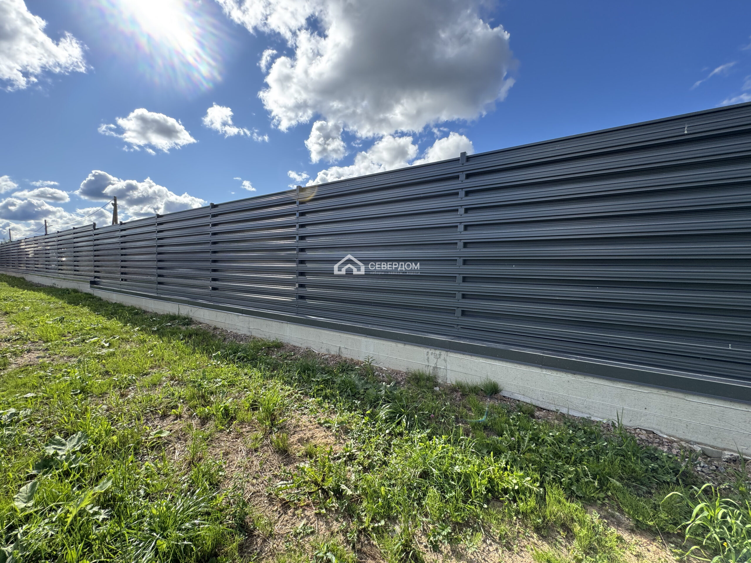 Жалюзи с кирпичными столбами