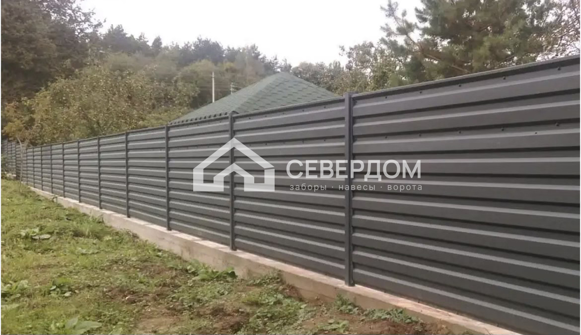 Длинная линия забора жалюзи