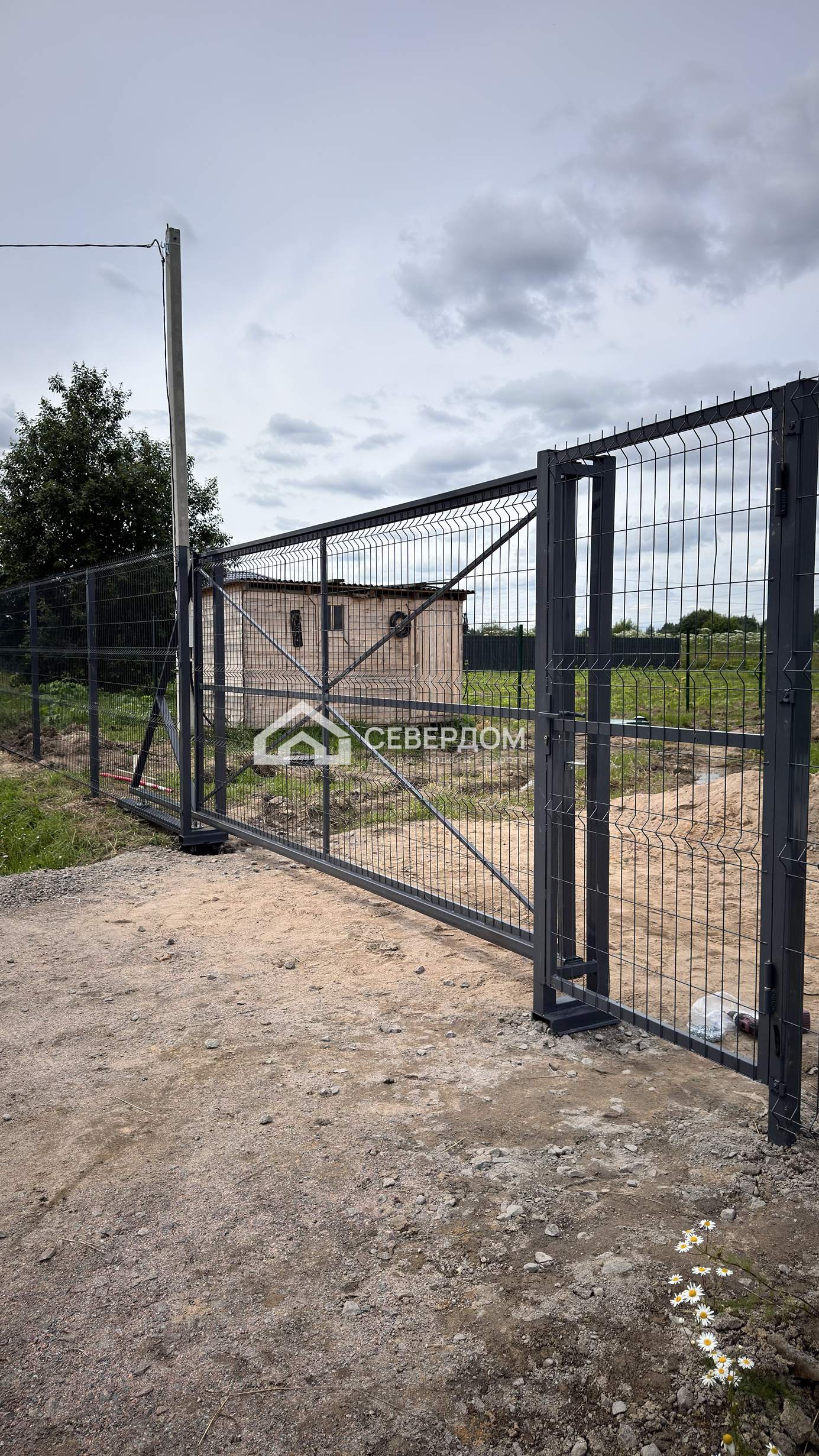 Готовый забор из 3D сетки Гиттер после монтажа