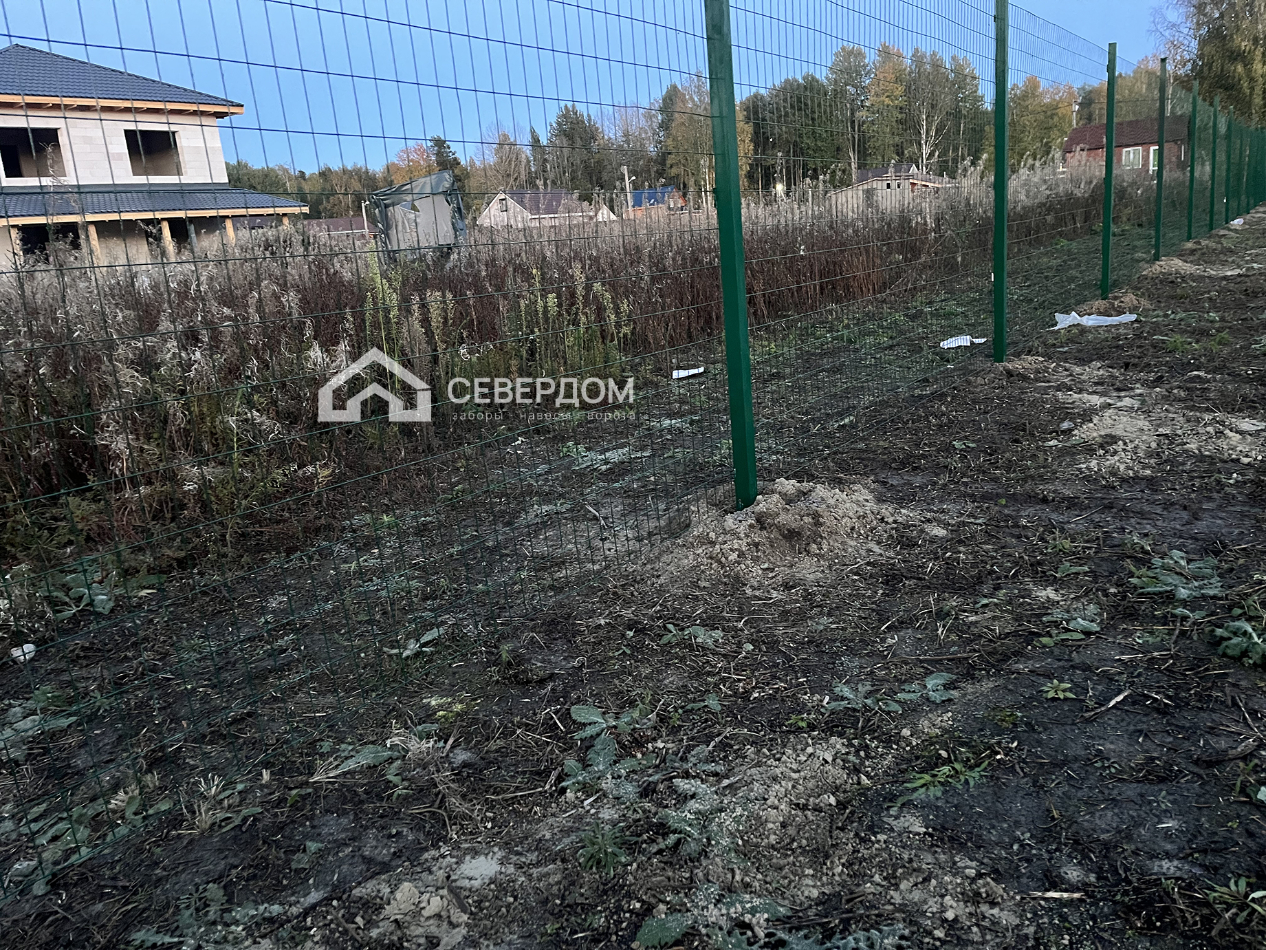 Боковая линия ограждения из сетки Гиттер